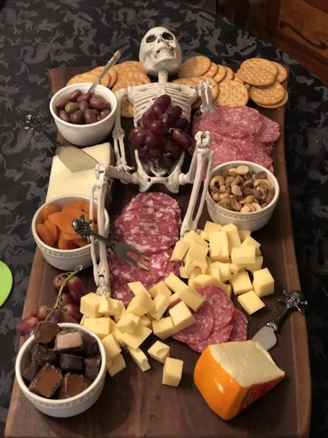 Cheese Crackers Charcuterie Board, Halloween Meat And Cheese Board, Fruit Halloween Tray, Skeleton Meat And Cheese Tray, Skeleton Fruit Tray, Halloween Cheese And Crackers, Halloween Meat Tray, Halloween Meat And Cheese Tray, Door Decorations For Halloween