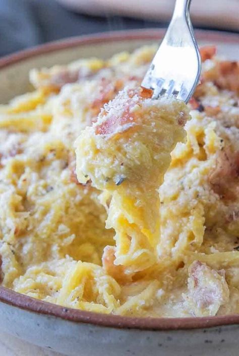 Spaghetti Squash Carbonara Recipe Grilled Spaghetti Squash, Seafood Carbonara, How To Make Carbonara, Spaghetti Squash Carbonara, Squash Carbonara, Thanksgiving Recipes Side Dishes Easy, Cooking Spaghetti Squash, Chicken Carbonara, Thanksgiving Side Dishes Easy