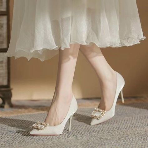 Heels Aesthetic Classy, Hak Tinggi, Fancy Heels, Fashion Shoes Heels, Shoes Heels Classy, Shoes Outfit Fashion, Classy Shoes, Flower Shoes, Bridal Heels