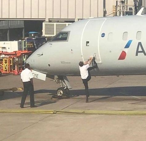 ATC Memes on Instagram: “These Air France pilots are really having some trouble with the door. 🇫🇷 ✈️ #squawkdirtytome  shop.atcmemes.com” Aviation Humor Pilots, Pilot Humor, Airplane Humor, Bush Pilot, Aviation Humor, The Moment You Realize, Air France, 10 Picture, Best Funny Pictures