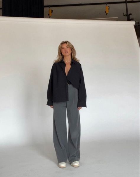 Oversized Shirt Outfit For Work, Normcore Outfits Summer, Grey Pants Aesthetic, Gray And White Outfits, Outfit With Grey Pants, Minimal Outfits For Women, Grey Dress Pants Outfit, Mode Ulzzang, Djerf Avenue