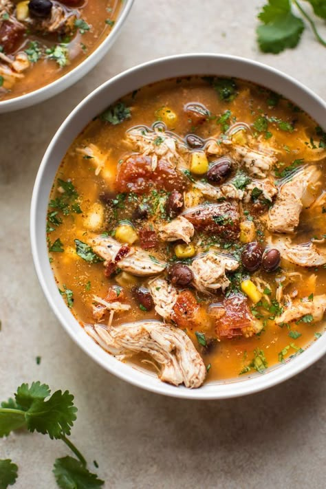 This easy chipotle chicken soup is is healthy and spicy! You can garnish it with tasty toppings such as cilantro, tortilla strips, avocado, and sour cream, or just skip the toppings and enjoy it by itself. Chipotle Chicken Soup Recipe, Crockpot Chipotle Chicken, Easy Chipotle Chicken, Soup Cheeseburger, Soup Tortilla, Soup Tortellini, Soup Minestrone, Soup Mushroom, Soup Broccoli