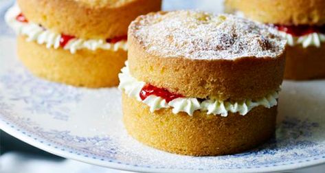 Mary Berry's Mini Victoria Sponge Cakes! Mary Berry Victoria Sponge, Mini Victoria Sponge Cakes, Mini Victoria Sponge, Classic Carrot Cake Recipe, Summer Cake Recipes, Sponge Cake Recipe, Sponge Cakes, Victoria Sponge Cake, Sponge Cake Recipes