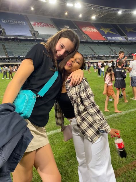 Friends Rugby Match Outfit, Womens Rugby Aesthetic, Rugby Aesthetic Girl, Girls Rugby Aesthetic, Rugby Outfits, Rugby Games, Rugby, Cute Outfits