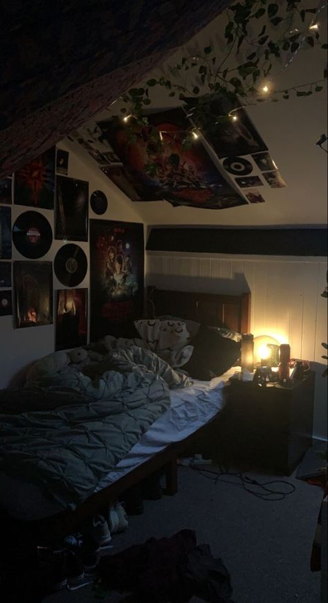 Small Bedroom Ideas Grunge, Cozy Aesthetic Bedroom Dark, Room Ideas For Men Bedroom Vintage, Bedroom Aesthetic Male, Dark Room Theme, Dark Room Asthetics Bedrooms, Dark Indie Room, Room Decor Bedroom Dark, Edgy Room Bedrooms