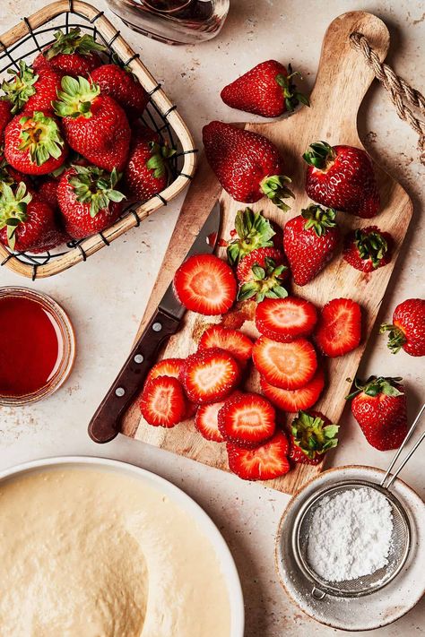 All of the ingredients needed to make these strawberry pancake dippers, laid out on a countertop. My Strawberry Pancake Dippers are a fun, bite-sized way to get more fruit into your favorite breakfast treat. Plus, this recipe can easily be made gluten-free, paleo-friendly, and vegan-friendly, making it the perfect breakfast treat for the whole family! Ingredients Flatlay, Kalejunkie Recipes, Food Photography Creative, Strawberry Photography, Strawberry Pancake, Pancake Dippers, Strawberry Bites, Gluten Free Desserts Healthy, Quick Smoothies