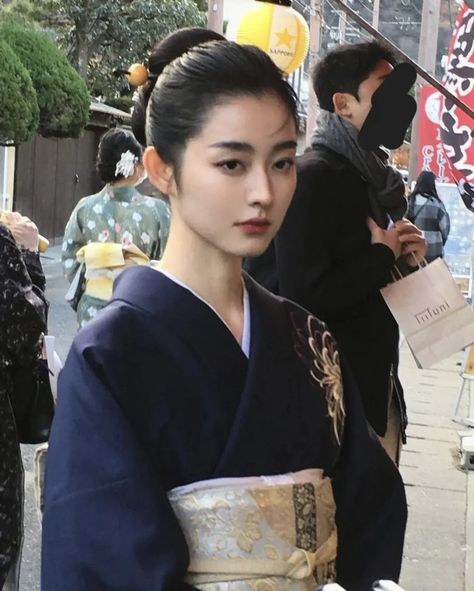 Japanese Hairstyle Traditional, Japan Hairstyle, Traditional Japanese Clothing, Japanese Traditional Clothing, Drawing Help, Memoirs Of A Geisha, Japanese Clothing, Japanese People, Japanese Hairstyle