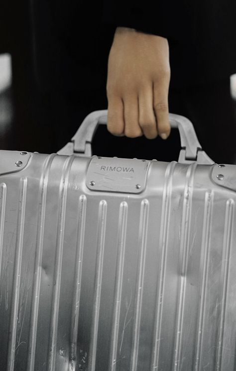 Rimowa Luggage Aesthetic, Rimowa Cabin, Cool Luggage, Luggage Aesthetic, Suitcase Ideas, Aluminum Luggage, Rimowa Luggage, Aesthetic Paris, First Class Tickets