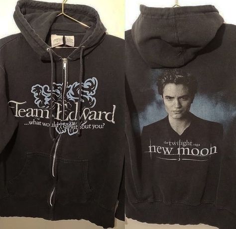 I want this one shared by 🐇 on We Heart It Twilight Outfits, Team Edward, Twilight Moon, Twilight Memes, Twilight Cast, Twilight New Moon, Twilight Film, Twilight Pictures, Edward Cullen