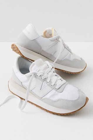 Cute Back To School Shoes For Teens, Everyday Nike Shoes, New Balance Fall Shoes, Cute Trendy Tennis Shoes, Good Tennis Shoes, Teen Shoes For School, Aesthetic Shoes Outfit, Trending Women Shoes, Basic Tennis Shoes