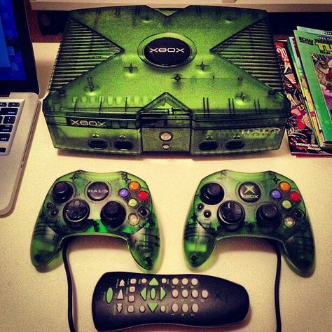 Halo Xbox, still one of the coolest system looks ever Games Setup, Old Xbox, Omnitrix Ben 10, Custom Xbox, Top Video Games, Trendy Games, Original Xbox, Vintage Video Games, Star Wars Battlefront