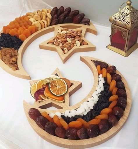 Ramadan Sweets, Plats Ramadan, Decoraciones Ramadan, Eid Food, Ramadan Kareem Decoration, Eid Party, Ramadan Decoration, Dessert Party, Ramadan Crafts