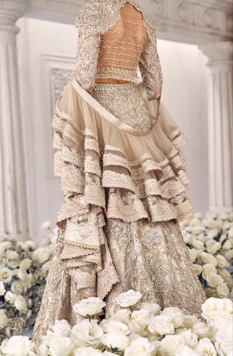 Bridal Dresses 2022, Valentine Fashion, Valima Bride, Wedding Dresses Ideas, Fashion Staples, Simple Wedding Dresses, Desi Wedding Dresses, Wedding Lehenga Designs, Asian Bridal Dresses