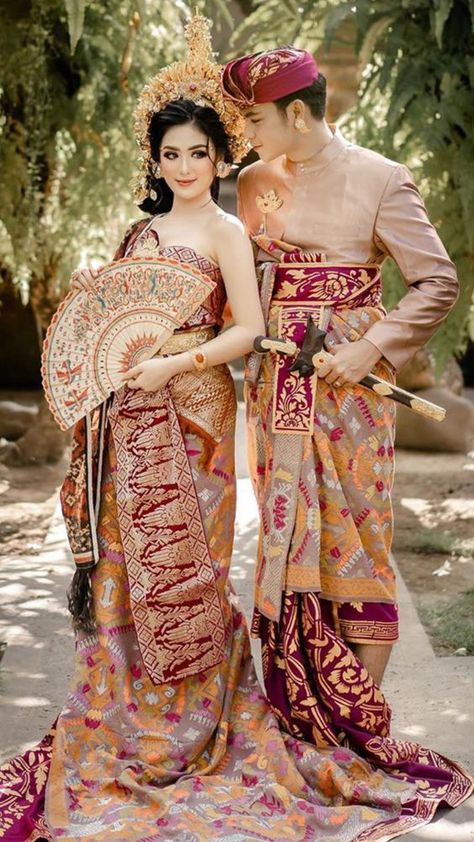 Embracing Indonesian Richness: A Guide to Wedding Traditions and Customs Pengantin Adat Bali, Indonesian Dress Traditional, Balinese Wedding Dress, Adat Bali Wedding, Balinese Clothing, Indonesian Wedding Dress, Pernikahan Adat Bali, Indonesia Traditional Clothes, Indonesian Clothes