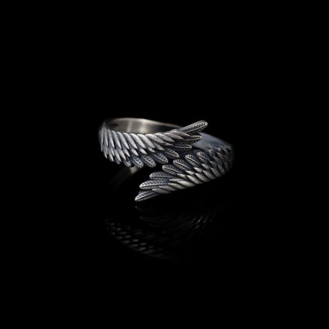 Black wings metal band feathers Male Jewelry Aesthetic, Male Jewellery, Womens Aesthetic, Angel Wings Ring, Aesthetic Ring, Wings Ring, Jewelry Pictures, Wing Ring, Mini Garland