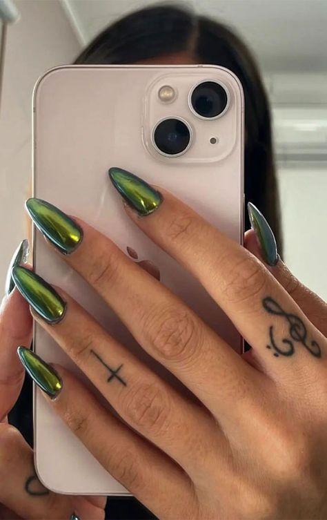 Jewel Tone Chrome Nails, Dual Chrome Nails, Half Chrome Nails, Chameleon Chrome Nails, Blue Green Chrome Nails, Reverse Chrome Nails, Short Almond Nails Chrome, Green Glazed Nails, Emerald Chrome Nails