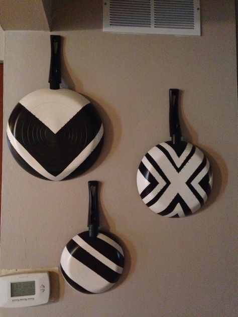 Old Frying Pan Crafts, Old Pots And Pans Repurpose, Spatula Painting, Paper Cup Crafts, Diy Wall Decor For Bedroom, Kitchen Pans, Cubist Art, Bakery Display, Indian Home Interior