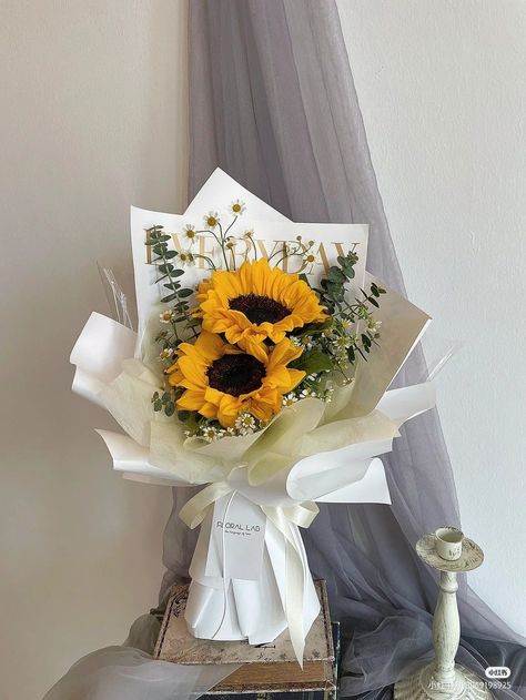 Aesthetic Sunflower Bouquet, Sunflower Bouquet Arrangement, Sunflower Diy Bouquet, Sunflower Wrapped Bouquet, Sunflower Roses Bouquet, Sunflower Bouquet Ideas, One Sunflower Bouquet, Small Sunflower Bouquet, Sunflower Bouquet Aesthetic