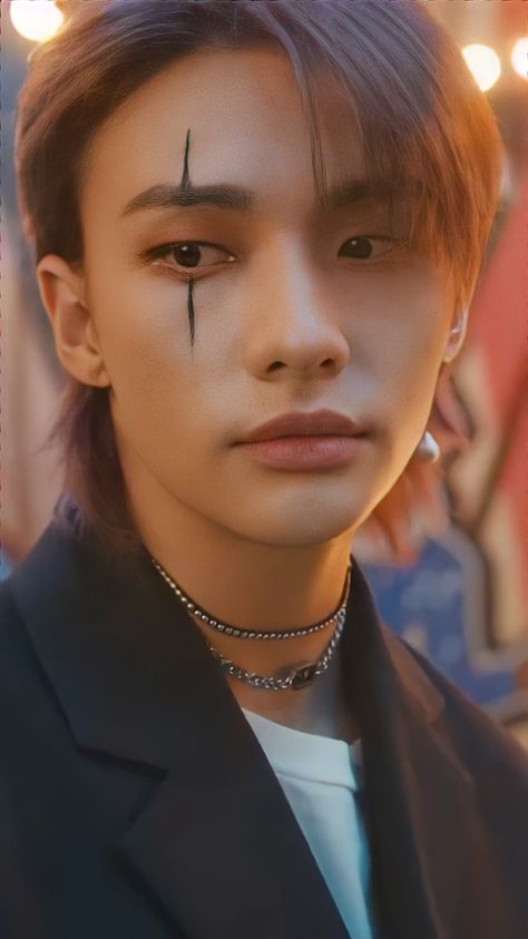 Maniac Skz Inspired Makeup, Hyunjin Makeup, Kpop Halloween Costume, Karneval Outfit, Kpop Idol Makeup, Suit Reference, Circus Makeup, Circus Music, Stray Kids Outfits