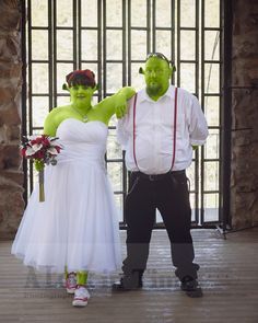 Cringe Wedding Photos, Funny Wedding Dress, Funny Wedding Themes, Tacky Wedding Ideas, Ugly Wedding Dress Funny, Shrek Wedding Theme, Shrek Themed Wedding, Crazy Wedding Ideas, Fiona Wedding Dress