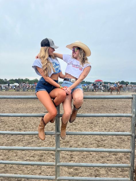 #rodeo #country #yeehaw #cowgirl #cowboy #auburnrodeo #horse #alabama #friends #fashion #boots #western #cowgirlstyle #aesthetic #tiktok #clothes #outfits Auburn Rodeo Outfit, Auburn Rodeo, Cow Girl Outfits, Tiktok Clothes, Vibe Pics, Lily Aesthetic, Rodeo Outfit, Cowgirl Pictures, Country Aesthetic