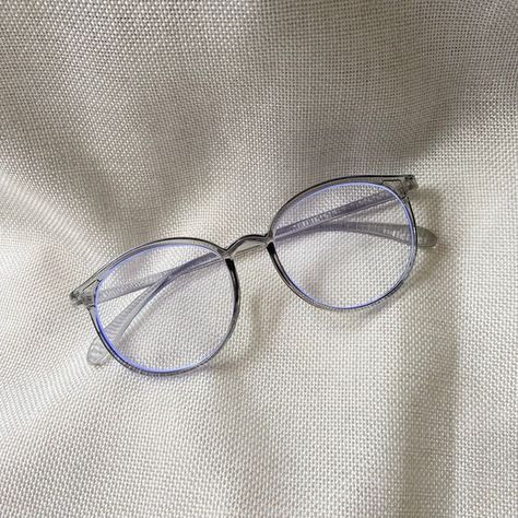 Medicated Eye Glasses Women, Blue Glasses Aesthetic, Blue Eye Glasses, Blue Frame Glasses, Medical Glasses, Woman With Blue Eyes, Glasses Frames Trendy, Classy Glasses, Glasses Inspiration