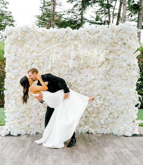 Flower Wall Background Wedding, Flower Wall Wedding Photo Booths, White Flower Background Wedding, Photo Wall Ideas Wedding Receptions, White Floral Photo Backdrop, Wedding Wall Flowers Backdrop Ideas, White Rose Wedding Backdrop, Rose Wall Backdrop Wedding, White Rose Backdrop Floral Wall