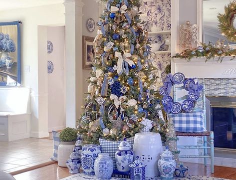 Grand Millennial Christmas, Millennial Christmas, Blue Christmas Tree Decorations, Blue And White Christmas, Chinoiserie Christmas, Grand Millennial, Christmas Tree Decorating Themes, Blue Christmas Tree, Christmas Blue