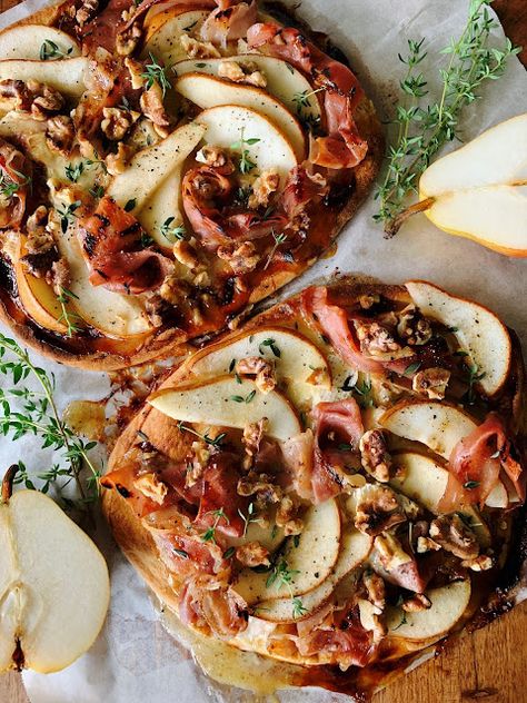 sweetsugarbean: Summer Perfection: Pear & Prosciutto Flatbreads with Brie Pear Recipes Dinner, Pear And Prosciutto, Prosciutto Flatbread, Pear Prosciutto, Healthy Summer Snacks, Brie Recipes, Bartlett Pears, Sliced Pears, Gourmet Pizza