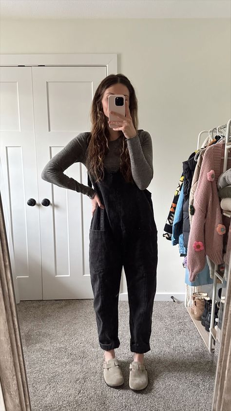 Black Denim Jumper Outfit, Lounge Overalls Outfit, Aerie Overalls Outfit, Women’s Jumper Outfit, Black Overall Jumpsuit Outfit, Jumpsuit Office Outfit, Black Jumpsuit Outfit Aesthetic, Mom Overalls Outfit, Cute Comfy Mom Outfits