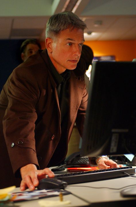 NCIS - Season 1 Still Ncis Season 1, Ncis Funny, Ncis Gibbs, Jethro Gibbs, Ncis Characters, Ncis Gibbs Rules, Gibbs Ncis, Abby Sciuto, Gibbs Rules