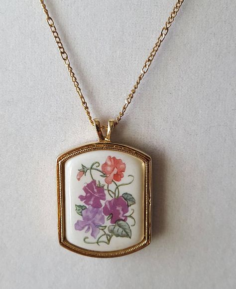 Avon Pendant Sweet Pea April flower of the month necklace April Flower, Flower Of The Month, April Flowers, Sweet Pea, Girly Things, Pretty Things, Birthday Ideas, Pendant Necklace, Paint