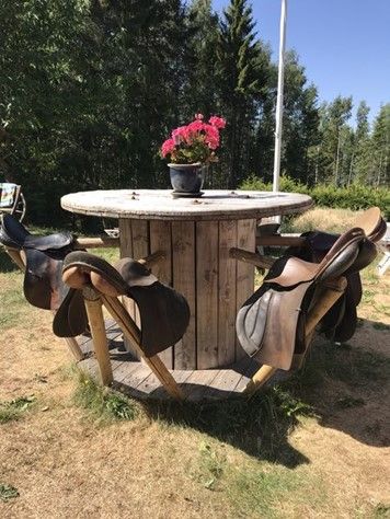 Old Saddles Decor Ideas, Old Saddle Ideas, Western Outside Decor Patio, Western Patio Furniture, Ranch Diy Projects, Saddle Crafts Ideas, What To Do With Old Saddles, Old Saddle Repurpose, Outdoor Western Decor