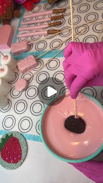 Rice Krispie Treats Dipped In Pink, Diy Dipped Rice Krispie Treats, Dipped Desserts Treats, How To Make Dipped Rice Krispie Treats, Oreo Bouquet Diy, Marshmallow Ideas For Party, How To Chocolate Covered Oreos, Pink Birthday Treat Ideas, Barbie Oreo Chocolate Covered