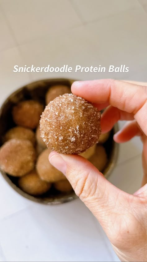 Snickerdoodle Protein Balls Recipe https://resepmamiku.com/en/snickerdoodle-protein-balls-bypaigeashlie Cinnamon Roll Protein Balls, Cinnamon Toast Crunch Protein Balls, Kodiak Protein Balls, Christmas Protein Balls, Herbalife Protein Balls, Cinnamon Protein Balls, Diy Protein Balls, Snickerdoodle Protein Balls, Vsg Meals