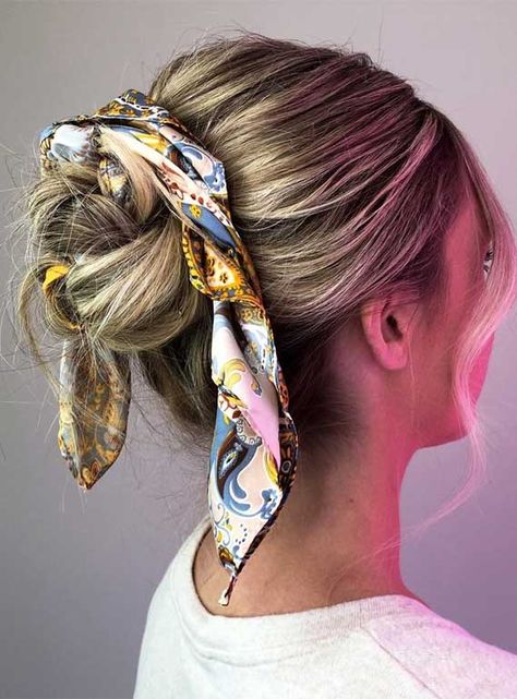 Getting yourself to look great has never been easier! Hairstyles are essential for a good looking and a good appearance. We choose our hairstyle for... Wedding Hair Scarf, Updos With Scarves, Twilly Hair Styles, Scarf Ponytail, Boring Outfits, Hair Scarves, Scarf Ideas, Hairstyle Youtube, Short Hair Bun