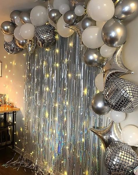 Birthdays 18th Ideas, Silver Gold Birthday Decorations, Bd Decoration Ideas, 25th Birthday Silver Theme, New Years Decorations Ideas, Sweet 16 Silver Theme, B Day Party Ideas Decoration, Foil Decorations Ideas, Tin Foil Backdrop