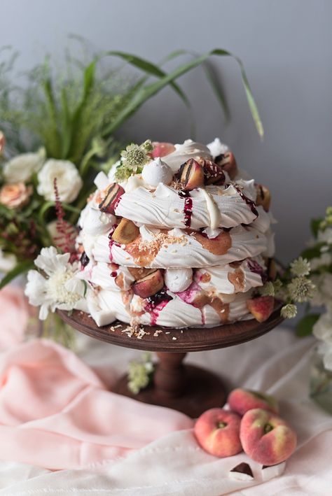 Coconut Pavlova, Meringue Wedding, Marshmallow Meringue, Brown Cake, Alternative Wedding Cakes, Meringue Pavlova, Pavlova Cake, Wedding Cake Alternatives, Meringue Cake