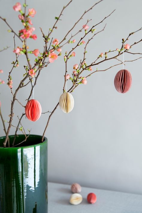 Norooz Design, Modern Easter Decor, Easter Inspiration Decor, Easter Kitchen Decor, Garden Arrangement, Easter Mantle, Modern Easter, Simple Table Settings, Minimalist Christmas Decor