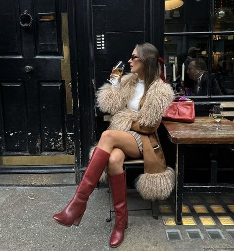 Red Knee High Boots Outfit, Burgundy Boots Outfit, Preppy Boots, Red Boots Outfit, New York Winter Outfit, Red Knee High Boots, Casual Dinner Outfits, Casual Dinner Outfit Summer, Chica Chola