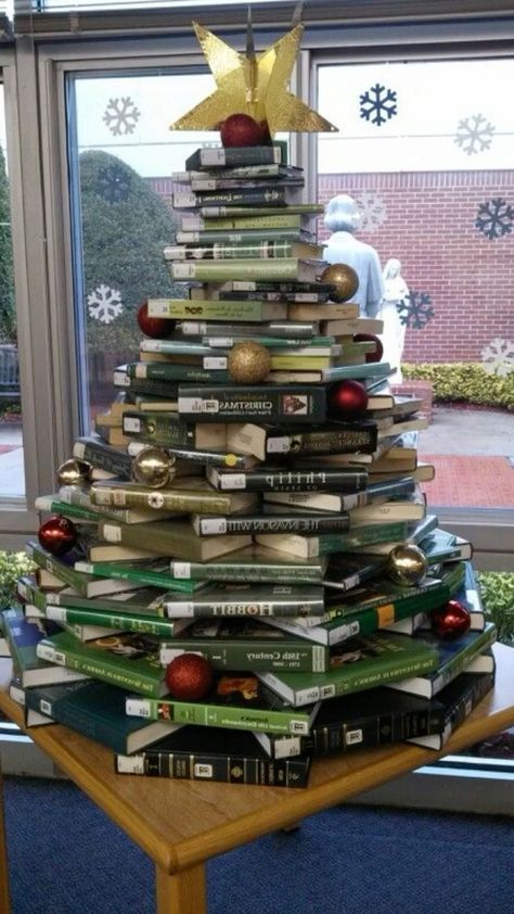 Christmas Library Display, Book Village, Christmas Library, Sheet Music Ornaments, Book Wreath, Book Centerpieces, Book Christmas Tree, Getting Ready For Christmas, Crochet Colorful