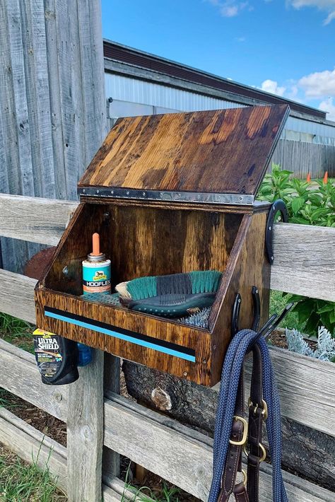 Diy Equestrian Stuff, Horse Grooming Station, Diy Horse Projects, Horse Washing Station, Horse Boarding Ideas, Wash Bays For Horses, Horse Property Ideas, Horse Diy Projects, Western Barn Ideas