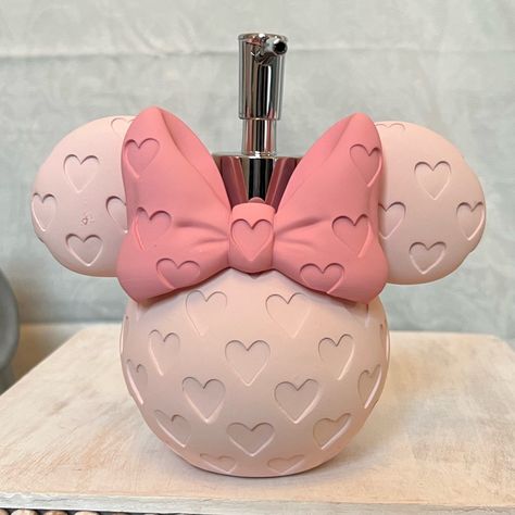 Brand New Item This Item Never Came With A Tag Attached To It Never Used Or Displayed Disney Minnie Mouse Soap Dispenser -Ceramic -Metal Pump -Approximate Measurements: -Height: 5 3/4" -Length: 6 1/4" -Color: Pink -Weight: 12.8oz (Before Any Packaging) Please Ask Any Questions. All Sales Are Final. Thank You For Checking Out My Listing! Minnie Mouse Home Decor, Minnie Mouse Things, Barbie Bathroom Decor, Pink Bathroom Ideas Decor, Things To Make In Ceramics, Minnie Mouse Stuff, Minnie Mouse Nursery Decor, Minnie Mouse Bathroom Decor, Disney Bathroom Decor