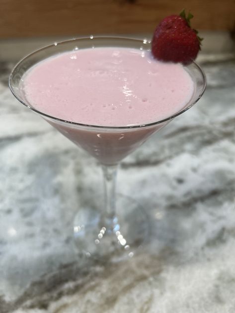 Strawberry Shortcake Martini Strawberry Chocolate Martini, Strawberry Lemon Martini, Strawberry Shortcake Martini, Strawberry Cheesecake Martini, Strawberry Lemon Drop Martini, Strawberry Simple Syrup, Creamy Cocktails, Strawberry Vodka, Strawberry Slice