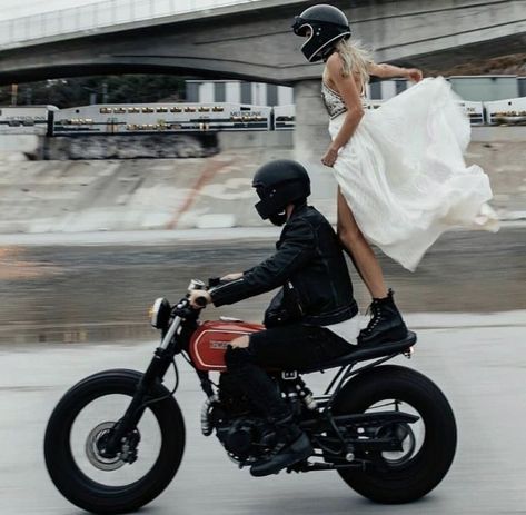 Motorcycle Couple Pictures, Motorcycle Wedding, Bike Couple, Biker Couple, Motorcycle Couple, Wedding Presets, Motorcycle Girl, Photo Couple, Biker Girl