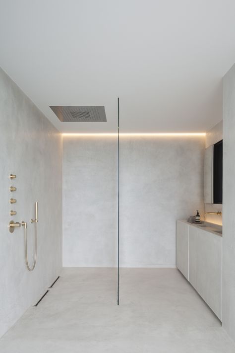 Image 59 of 72 from gallery of Residence VDB / Govaert & Vanhoutte Architects. Photograph by Tim Van De Velde Drømme Bad, Toilette Design, Bathroom Inspiration Modern, Bad Inspiration, Bad Design, Interior Modern, Minimalist Bathroom, House Bathroom, Shower Room