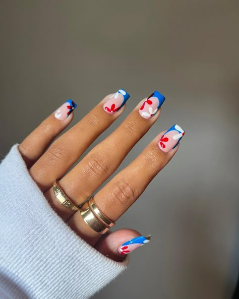 It's a party in the USA with these patriotic red white and blue nails! Get your Independence Day started with a red white and blue manicure. Check out 24 ideas. Click the article link for more photos and inspiration like this // Photo Credit: Instagram @nailshuney // #4thofjulydipnails #4thofjulynails #4thofjulynailsfrenchtip #fourthofjulynails #rednails #redwhiteandbluenails #simple4thofjulynails Red White And Blue Nails Coffin, Blue White And Red Nails, Red White And Blue Checkered Nails, Red And Blue Cherry Nails, Blue White Red Nails, Red White Blue Flower Nails, Red Blue And White Nails, Red And Blue Flower Nails, Red Blue White Nails