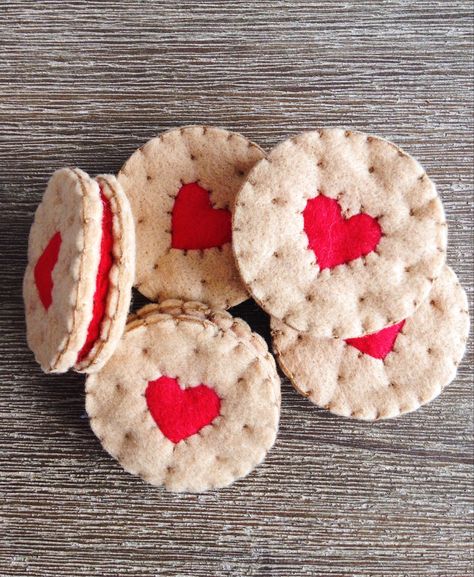 Felt cookies Play Cupcakes Diy, Felt Baked Goods, Felt Cookie Ornaments, Felt Christmas Food, Felt Crafts Food, Felt Cookies Diy, Felt Biscuits, Diy Felt Play Food, Felt Desserts