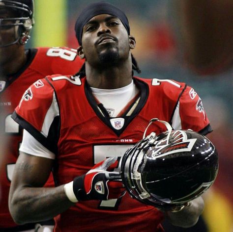 Michael Vick Falcons, Mike Vick Wallpaper, Michael Vick Wallpaper, Nfl Pfp, Mike Vick, Kobe Bryant Michael Jordan, Football Pics, Nfl Football Pictures, Nfl Football Art