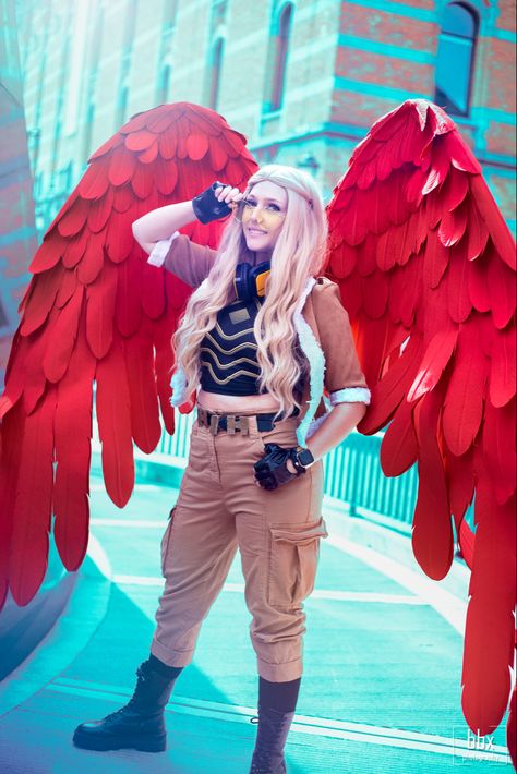 Boku no hero academie felale hawks Cosplay: cosplay done by cosplayforfun Female Hawks, Fem Hawks, Hawks Cosplay, Wings Cosplay, Easy Cosplay Ideas, Cosplay Wings, My Hero Academia Costume, Halloween Comic, Easy Cosplay